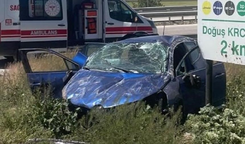 Takla atan otomobilde 2 kişi yaralandı