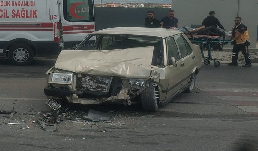 İki otomobil çarpıştı, 4 yaralı