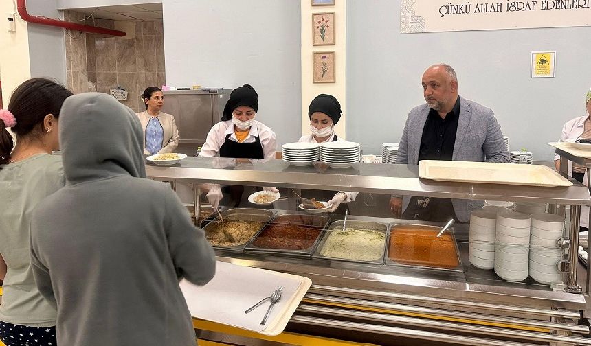 Afyon'da yurtlarda kalan öğrencilere keşkek ikramı