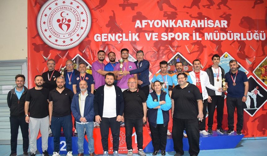 Afyonkarahisar'da kurumlar masa tenisi turnuvasında yarıştı!..