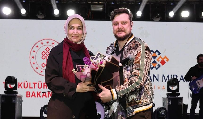 Ekin Uzunlar, Ayazini'de sahne aldı