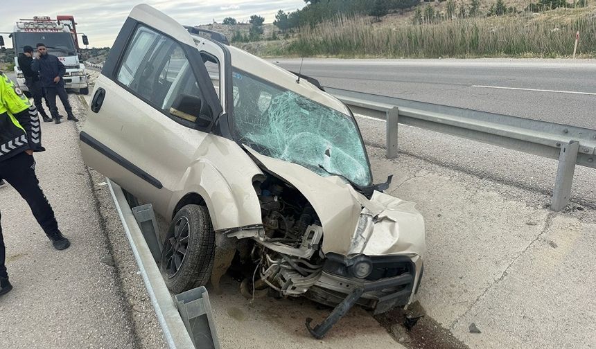 Refüje giren hafif ticari araçta 3 kişi yaralandı