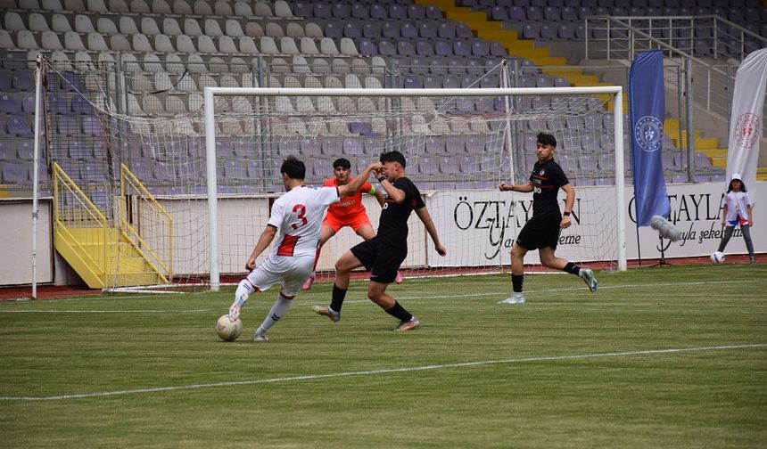 Türkiye Okul Sporları Futbol Şampiyonası Ayon'da yapıldı