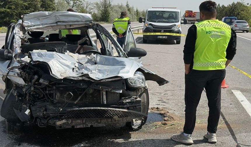 Otomobil tıra arkadan çarptı: 1 ölü, 4 yaralı