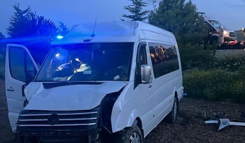 Devrilen minibüste 6 kişi yaralandı