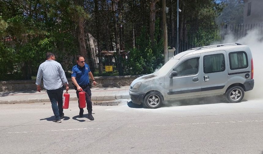 Yanan aracı polis söndürdü