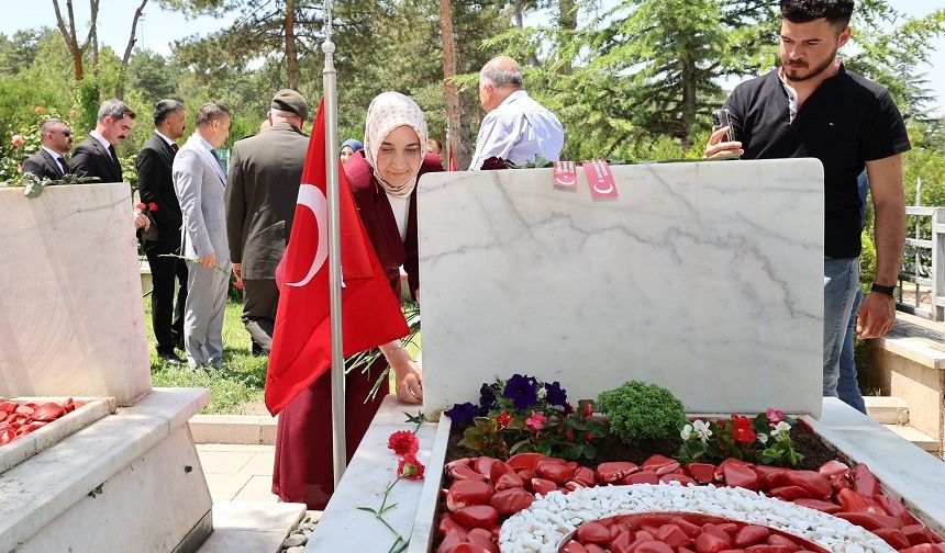 Bayramda şehitlikleri ziyaret ettiler