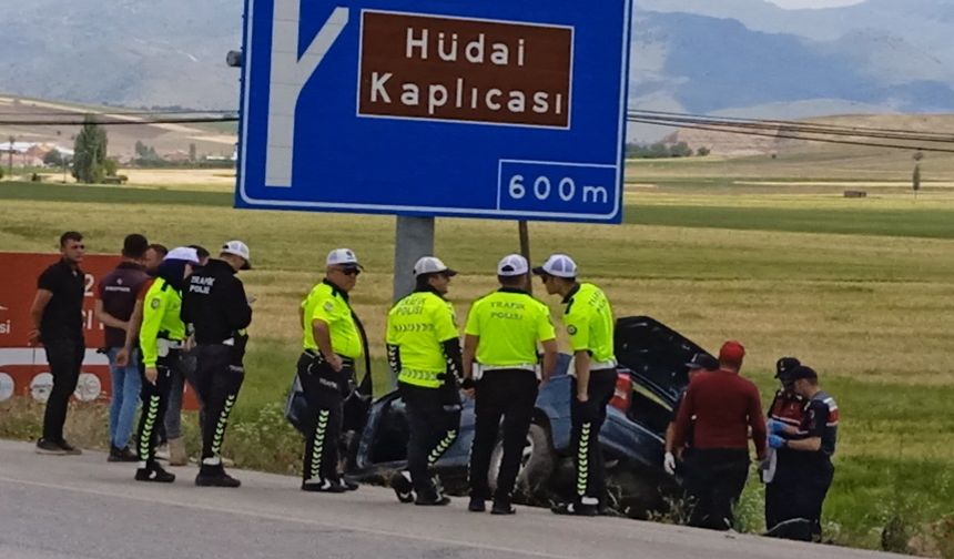 Yön tabelasına çarpan otomobil sürücüsü yaralandı
