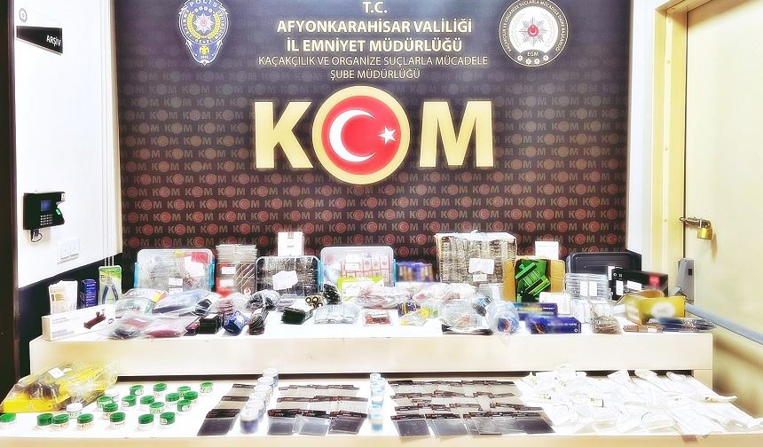 Afyonkarahisar'da Polis binlerce kaçak cep telefonu aksesuarı ele geçirdi