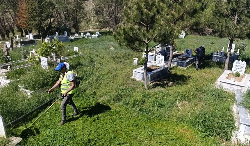 İl Özel İdaresi ekipleri mezarlıklarda bayram temizliği yapıyor