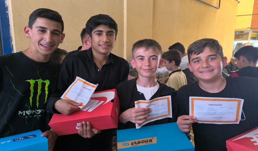 Şuhut’ta takdirlik öğrencilere ayakkabı sürprizi