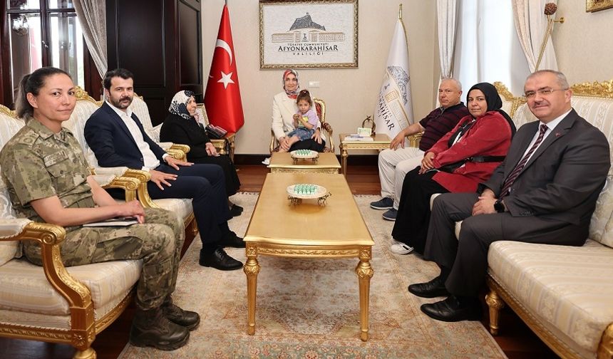 Vali Yiğitbaşı, şehit ailesini makamında ağırladı