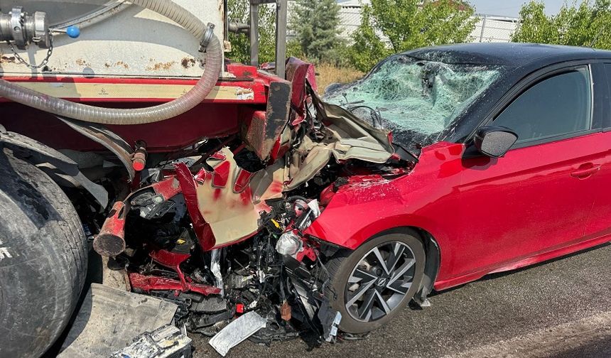 Afyon'a otomobil süt tankerine çarptı