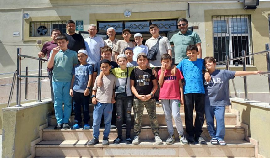 SANİMDER, söz verdiği öğrencileri Umre'ye gönderdi