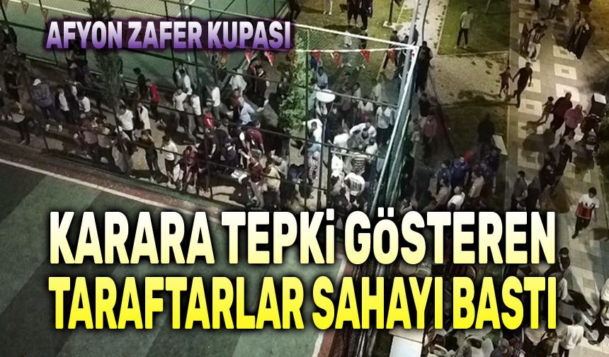 Hakemin kararına tepki gösteren taraftarlar sahayı bastı