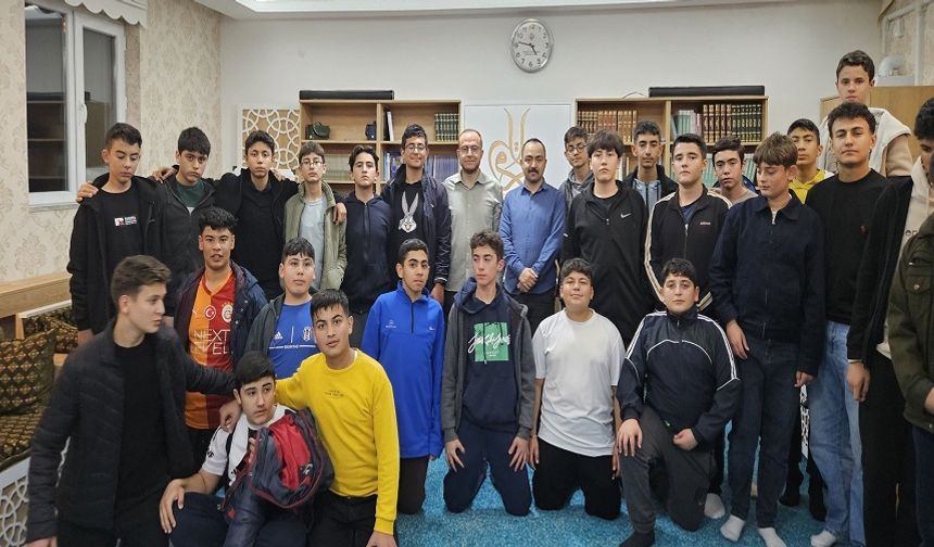 Emirdağ Fen Lisesi öğrencileri Diyanet Gençlik Merkezi'nde.