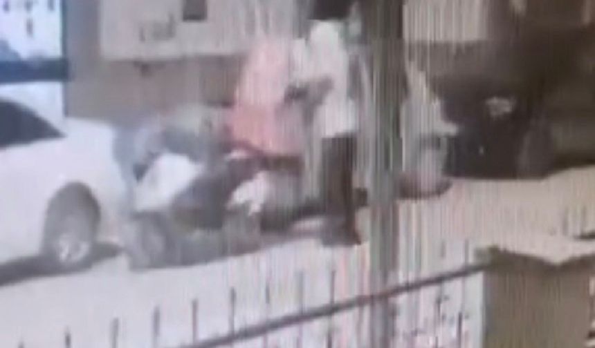 Kuryenin çantasındaki dürümü çalıp kaçtı!..