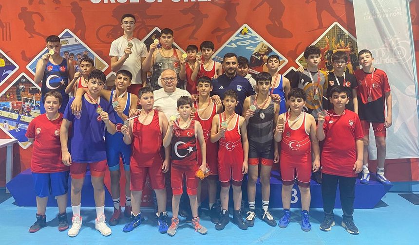 YILDIZ ERKEKLER GÜREŞTE DERECE ALANLAR BELLİ OLDU