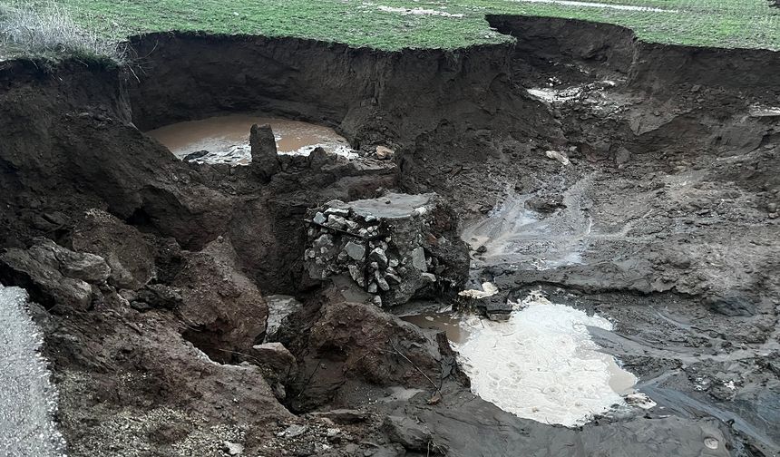 YAĞMUR SONRASI KÖY YOLU ÇÖKTÜ