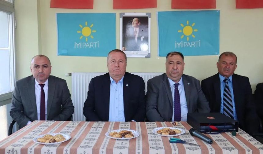 İYİ Parti Tatarlı’da Kurdeleyi Kesti