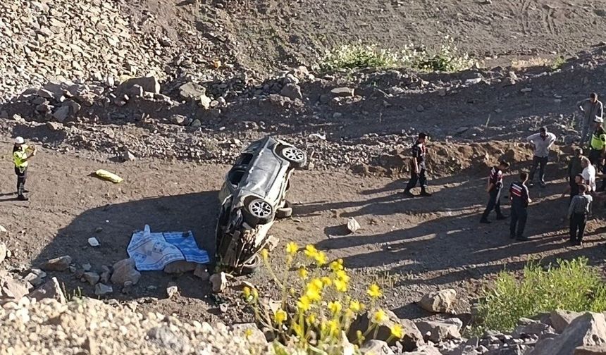 Otomobil dereye devrildi, 3 kişi öldü