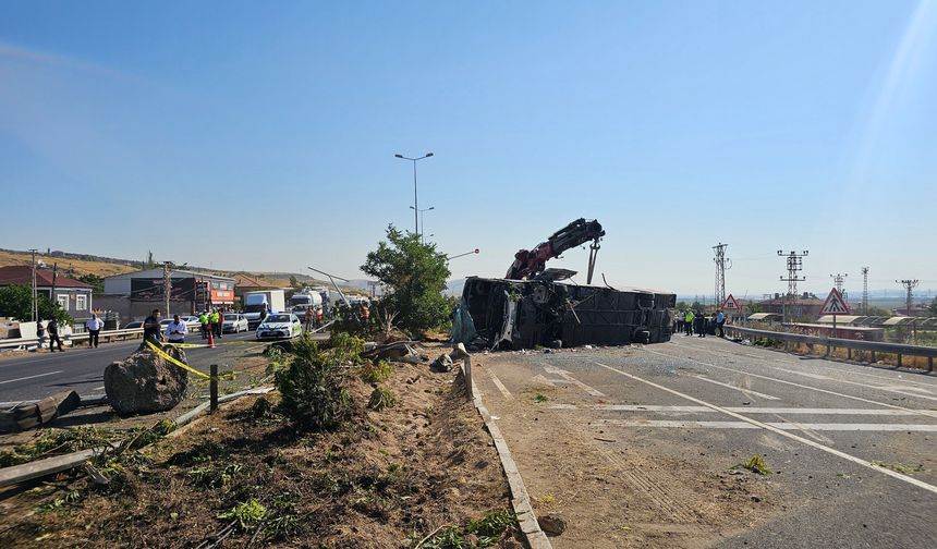 Kontrolden çıkan otobüs ağaçlara çarparak devrildi
