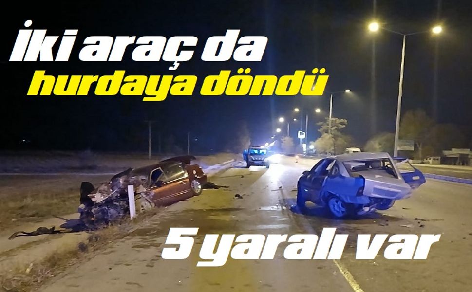 İki araç da hurdaya döndü, 5 yaralı