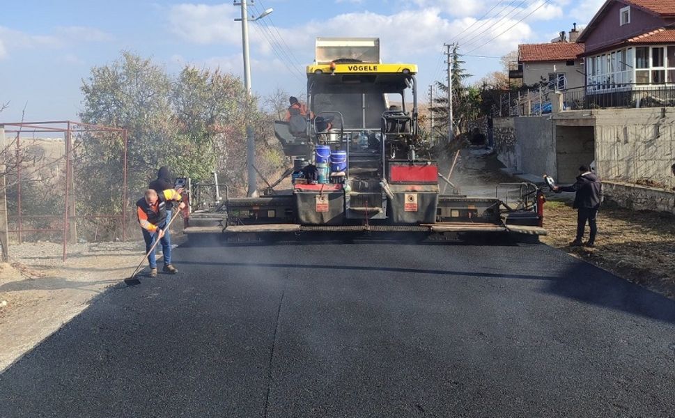 Belkaracaören’de sıcak asfalt çalışmaları başladı