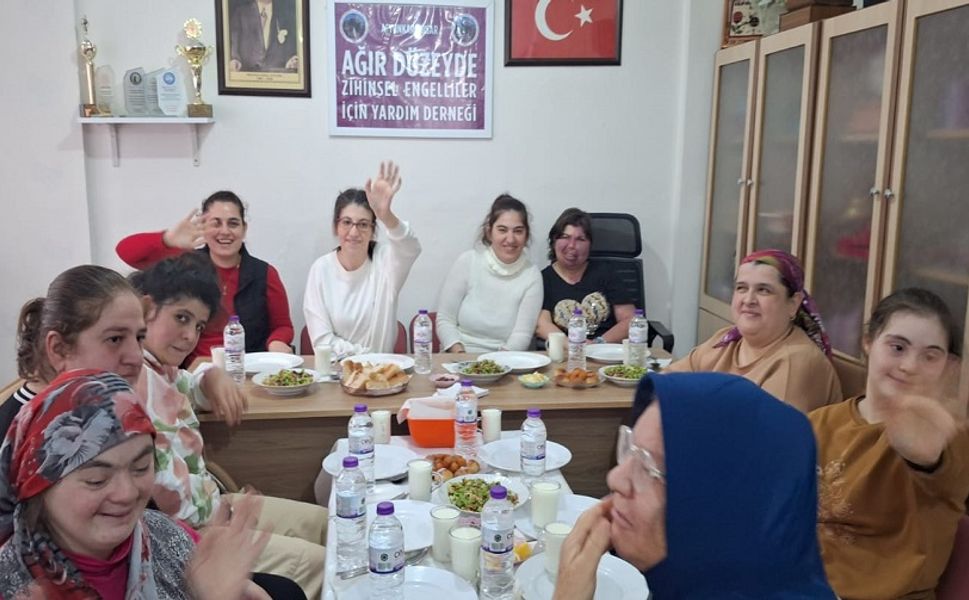 Ağır Düzey Zihinsel Engelliler Derneği iftarda bir araya geldi