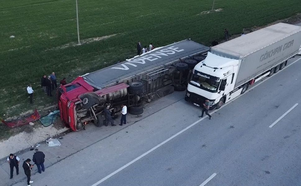 Mandalina yüklü tır devrildi, 2 kişi yaralandı