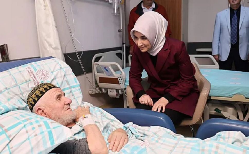 Vali Yiğitbaşı ve eşi, Yıldırım Amcayı ziyaret etti