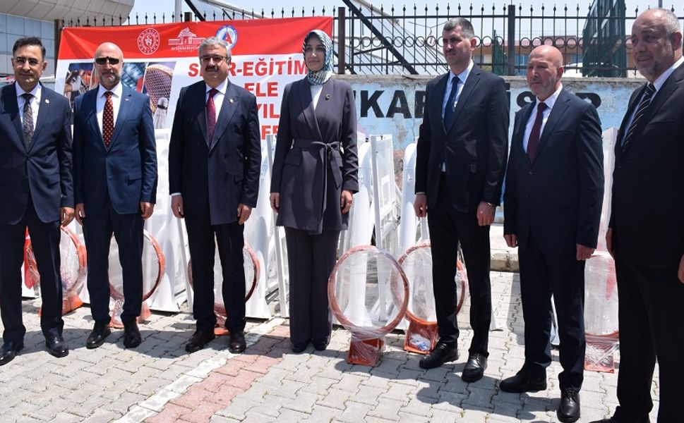 Köy okullarına spor malzemeleri dağıtılıyor