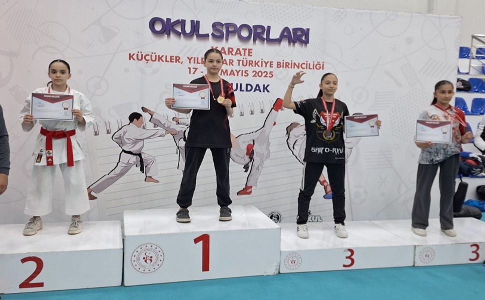 Asel Sarıgül karatede Türkiye ikincisi oldu