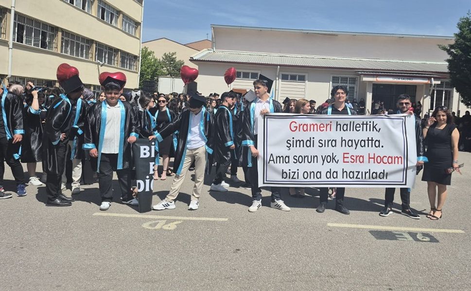 Cumhuriyet Anadolu Lisesinde mezuniyet coşkusu
