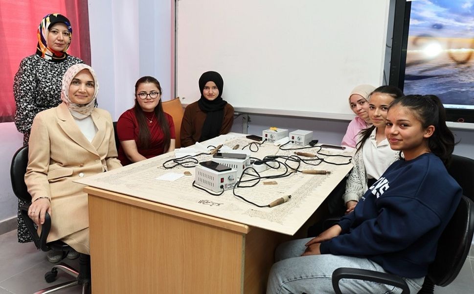 Vali Yiğitbaşı, Kodlama ve Sanat Atölyesi’ni ziyaret etti