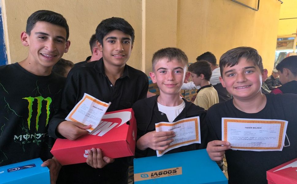 Şuhut’ta takdirlik öğrencilere ayakkabı sürprizi