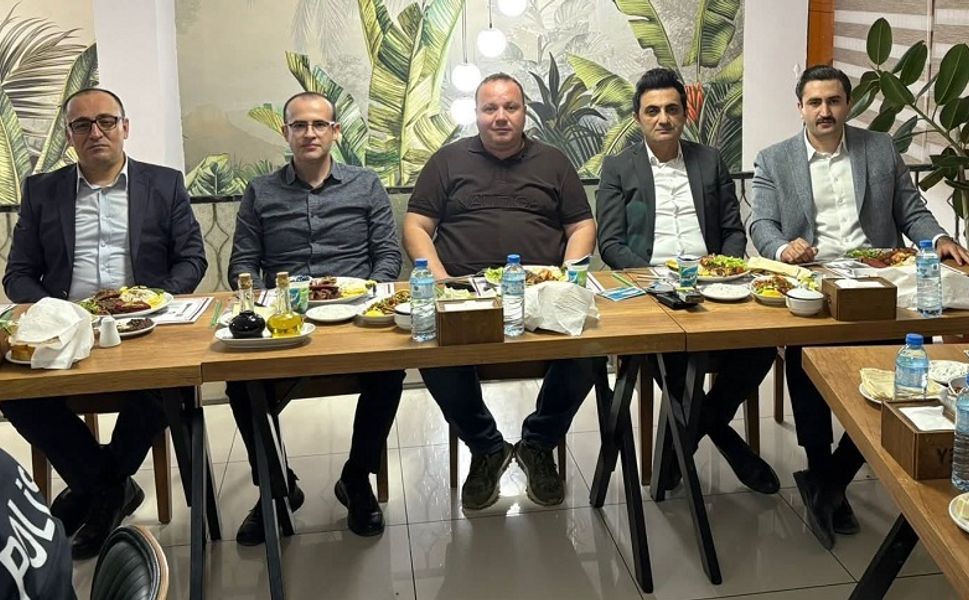 Komisere veda yemeği