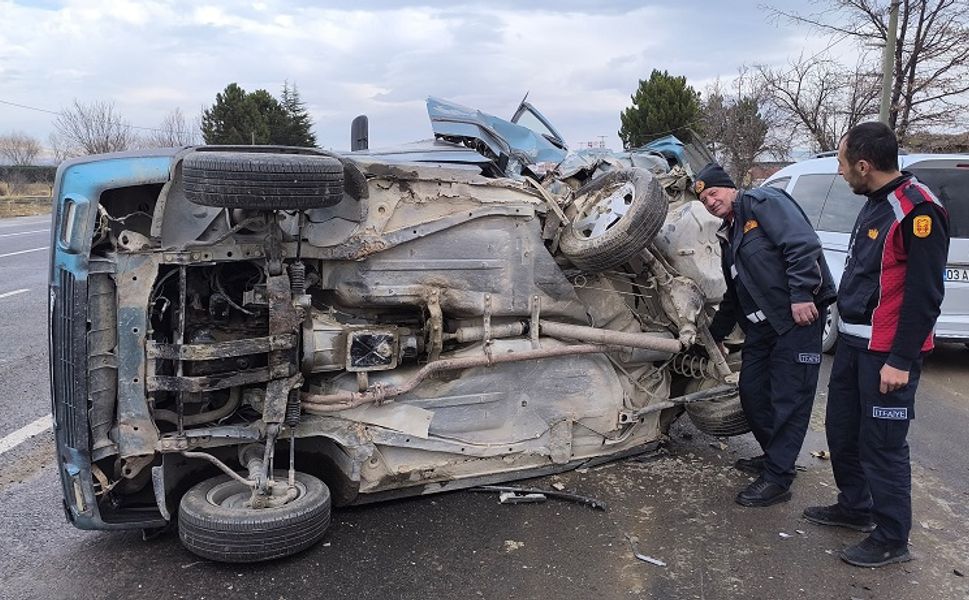 İki otomobil çarpıştı, 4 yaralı var