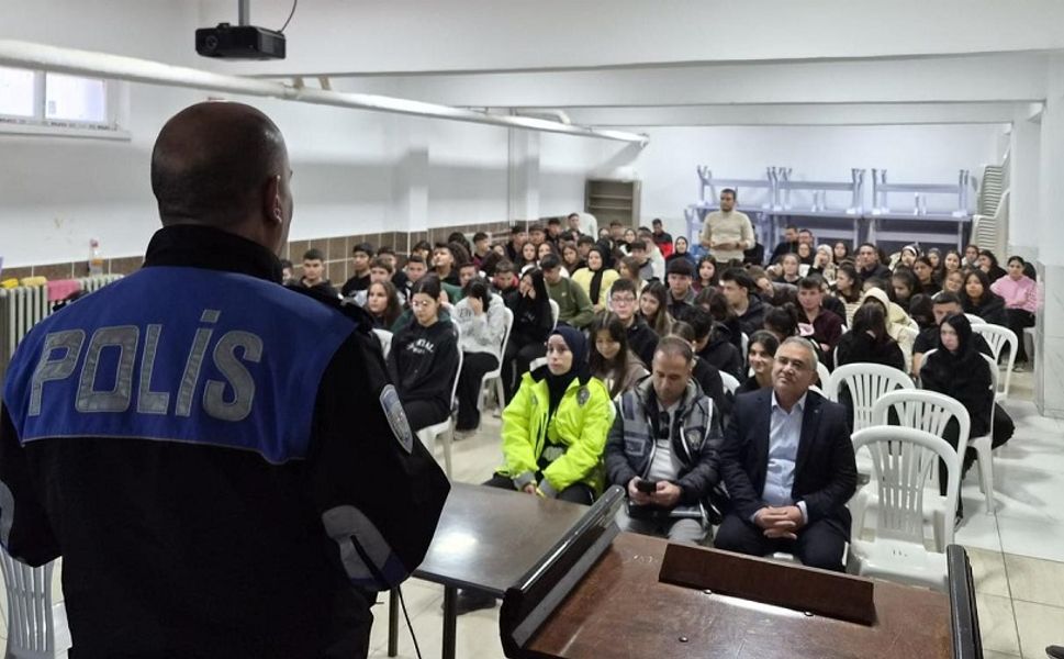Polisten Sandıklı'da eğitim hamlesi