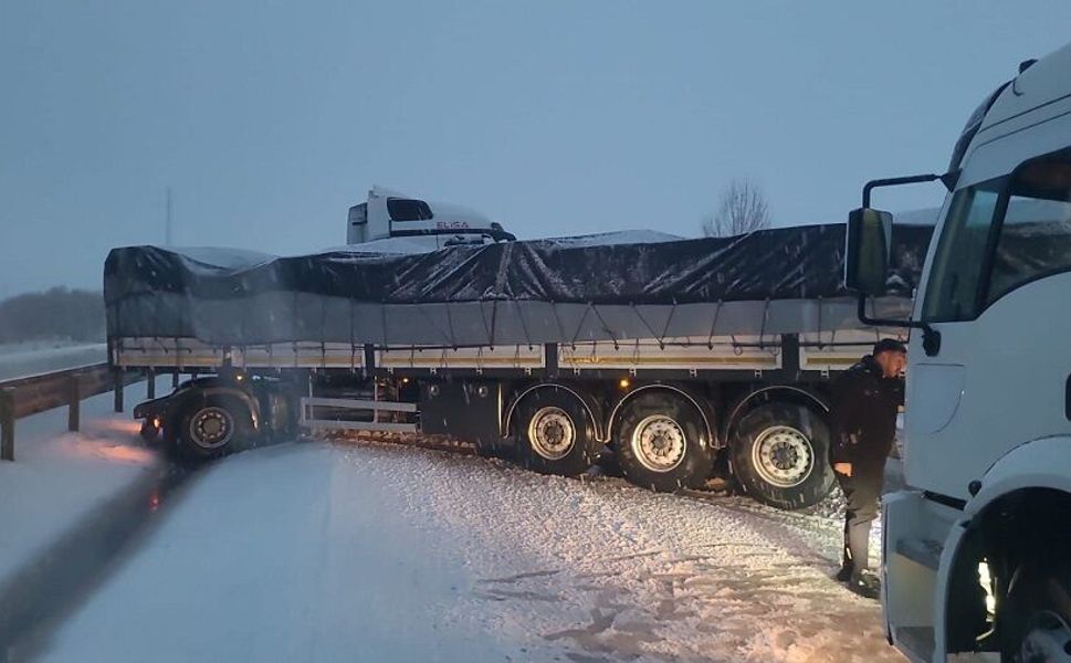 Afyon'da yüksek kesimlere kar yağışı etkili oluyor