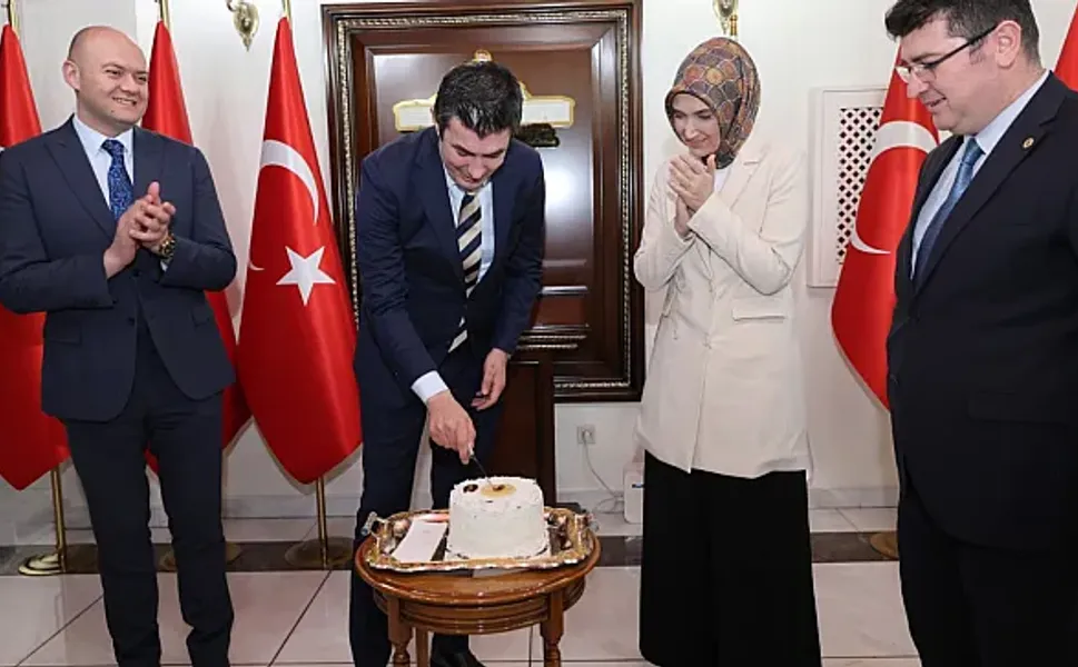 Valilikte terfi kutlaması, pasta kesildi