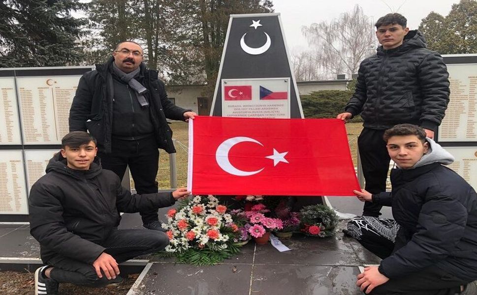 Afyonlu lise öğrencileri Prag Pardubice Türk şehitliğini ziyaret etti