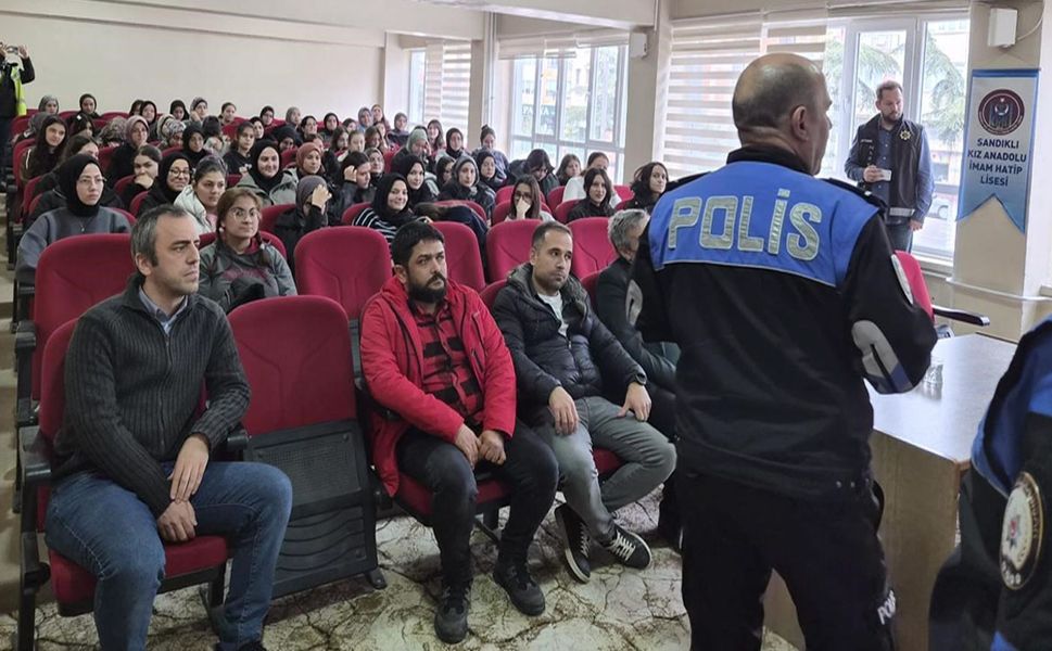 POLİSTEN LİSE ÖĞRENCİLERİNE BİLGİLENDİRİCİ EĞİTİM