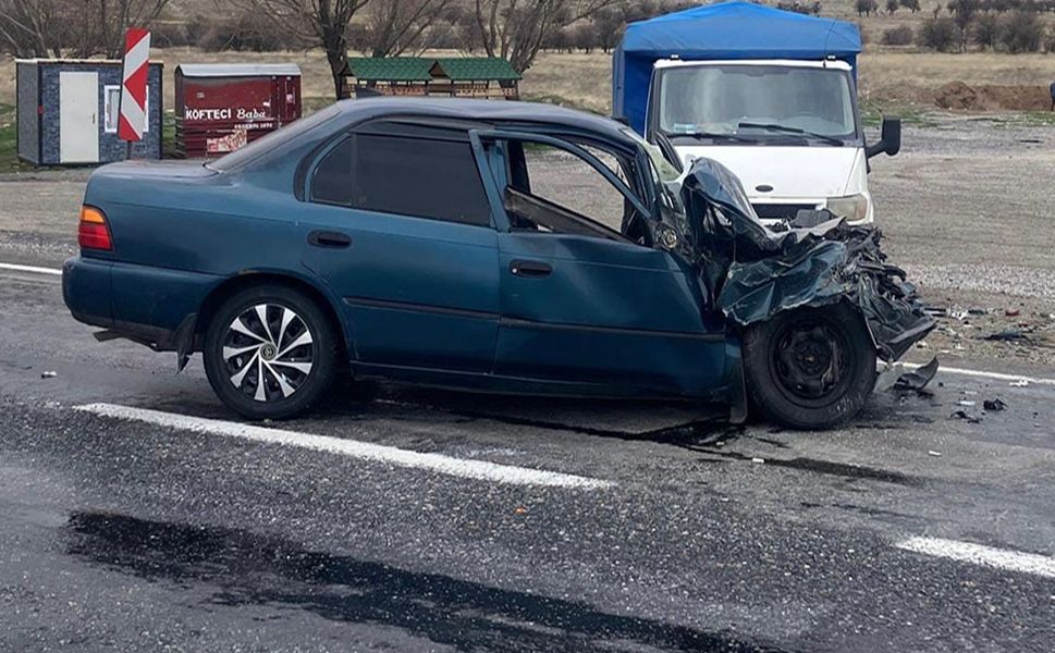 AFYON'DA İKİ OTOMOBİL ÇARPIŞTI, SÜRÜCÜ YARALANDI
