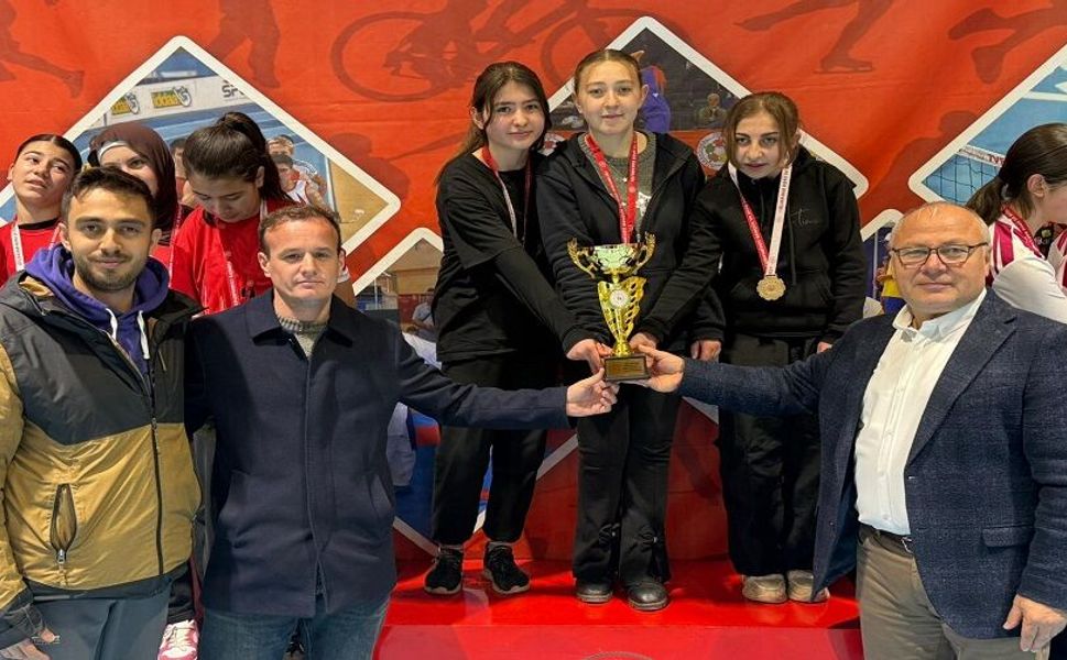 YILDIZ KIZLAR DART'TA ŞAMPİYON AYAZİNİ ORTAOKULU