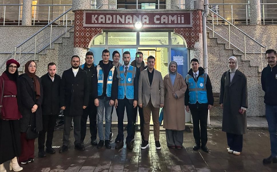 AK PARTİLİ GENÇLER CAMİLERİ TEMİZLEDİ