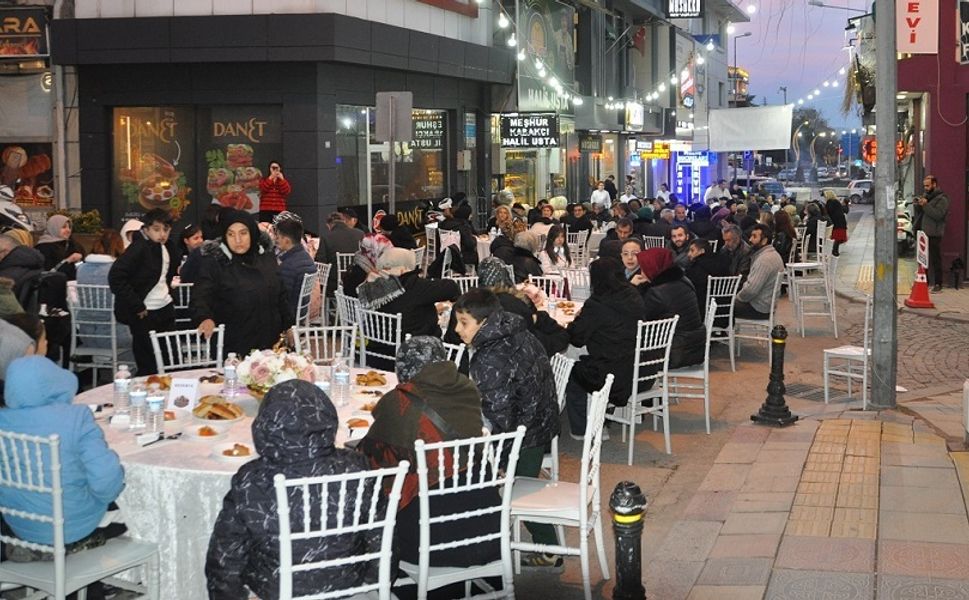 YÖRESEL MENÜLÜ İFTAR SOFRASI