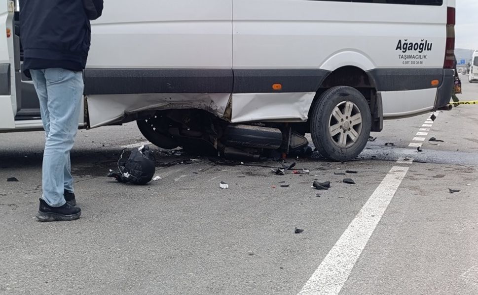 Motosiklet, minibüsün altına girdi, 1 ağır yaralı