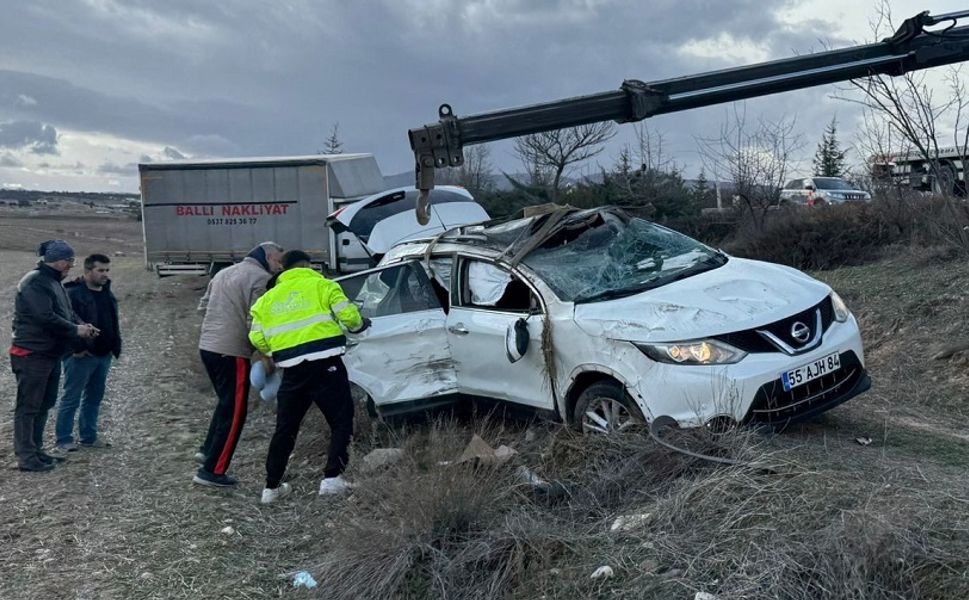 Kamyonet otomobil ile çarpıştı, 3 yaralı