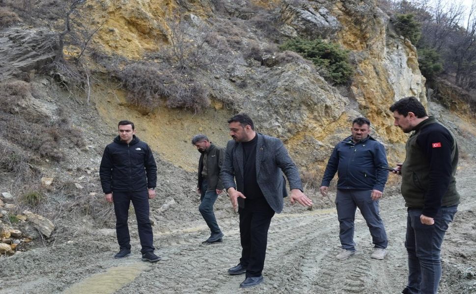 BARAJ GÖLÜ TAŞTI, YOLDA HEYELAN OLUŞTU